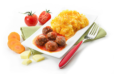 Dégustez ces boulettes de boeuf délicatement rôties, accompagnées d'une onctueuse purée qui allie le fondant de la pomme de terre à la saveur de la carotte.