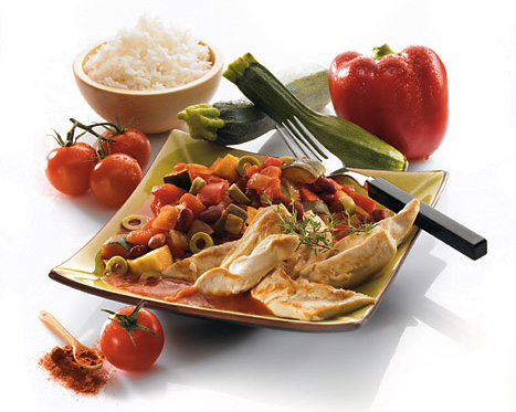 Ce plat typique a gardé l'accent des vallées du pays basque. Relevé d'une pincée de paprika et d'une touche de laurier, il vous enchantera par ses saveurs piquantes et colorées. 