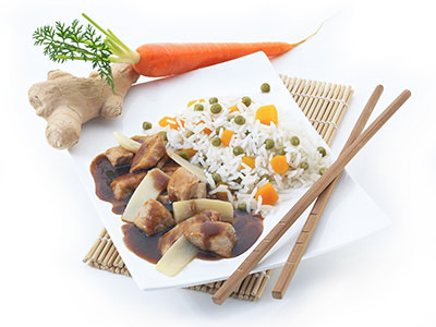 Partez pour l'Asie avec cette recette sucrée-salée relevée d'une note de gingembre et accompagnée d'un délicieux riz à la cantonaise.