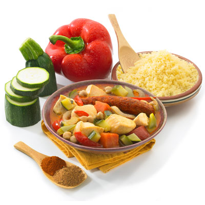 Ce délice d'Orient déploie toute sa magie dans votre assiette : de beaux morceaux de poulet, une merguez savoureuse, des petits légumes ensoleillés et de la semoule parfumée.