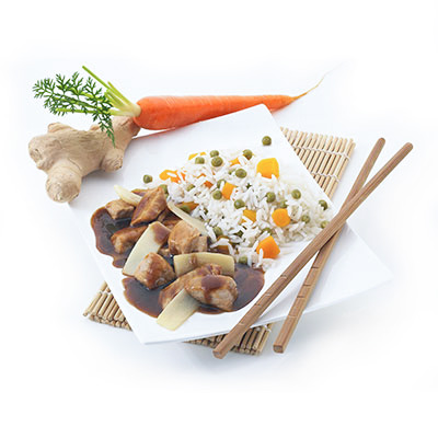 Partez pour l'Asie avec cette recette sucrée-salée relevée d'une note de gingembre et accompagnée d'un délicieux riz à la cantonaise.